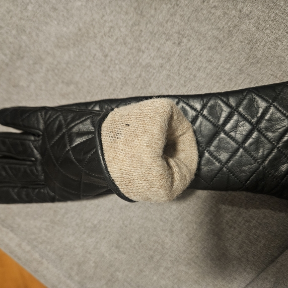 Brand New Black Quilted Leather Gloves - Picture 2 of 4